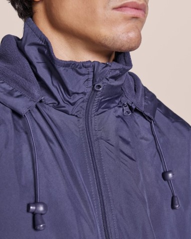 Veste légère et déperlante avec... Veste légère et déperlante avec...