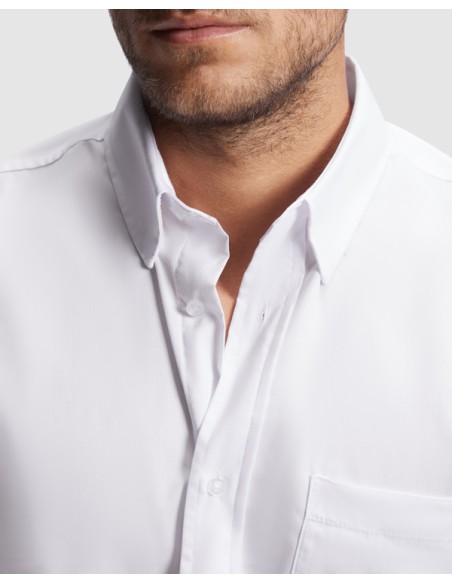 Detail view of the customizable shirt collar, ideal for short-term AIFOS work and corporate uniforms. Detail view of the customizable shirt collar, ideal for short-term AIFOS work and corporate uniforms.