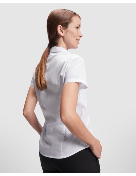 Detail of the customizable SOFIA women's short-sleeved shirt for uniforms Detail of the customizable SOFIA women's short-sleeved shirt for uniforms