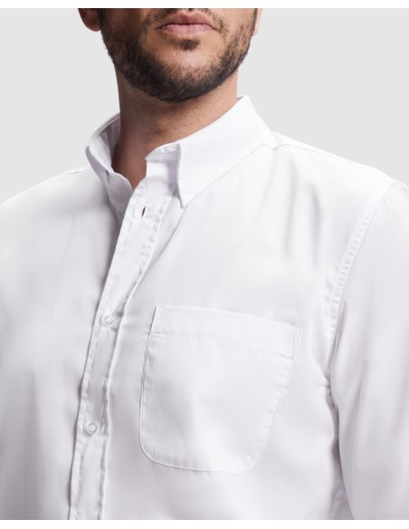 detalle de cuello y botones de la camisa AIFOS L/S para uniformes personalizados