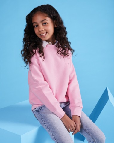 Chica con sudadera clásica Roly rosa unisex junior
