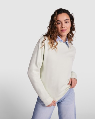 Femme portant un sweat-shirt ras du cou blanc vintage personnalisable