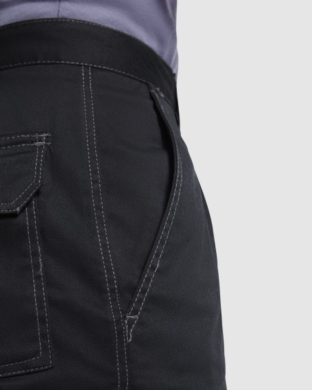 Detail of the pocket of the Vitara work shorts