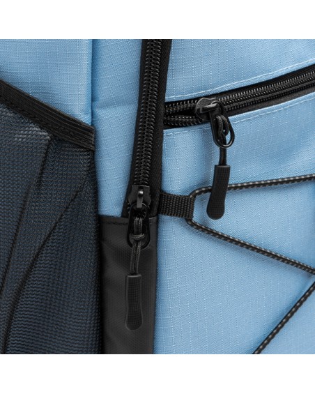 Enlarged view of the zipper details of the SAKRA insulated backpack