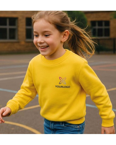 chica jugando en el patio del colegio con la  sudadera personalizada