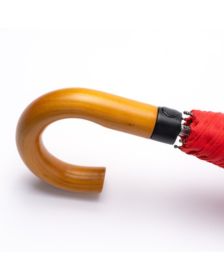 View of the wooden handle of the KODIAK folding umbrella View of the wooden handle of the KODIAK folding umbrella