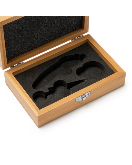 Detail of the customizable red wine accessories box