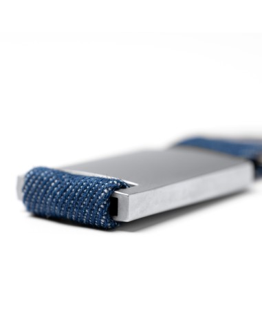 Détail du corps métallique du porte-clés promotionnel en denim Betrix