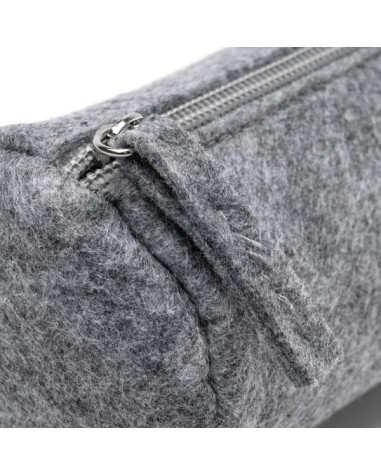 Détail de la fermeture éclair d'un étui gris durable avec un logo imprimé