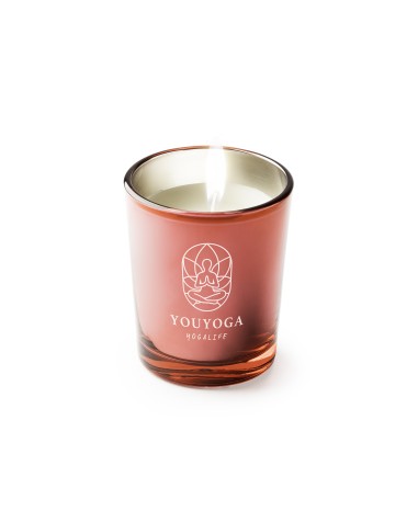 Bougie aromatique dans une coupelle en verre rouge translucide, personnalisée avec votre logo. Bougie aromatique dans une coupelle en verre rouge translucide, personnalisée avec votre logo.