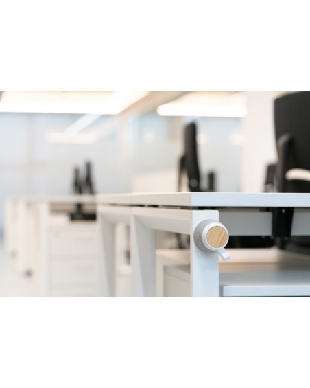 Vue d'un haut-parleur Monark fixé par son aimant à une table métallique