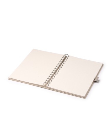 detalle de la libreta A5 con espiral fabricada con briks de leche reciclados con 70 hojas blancas