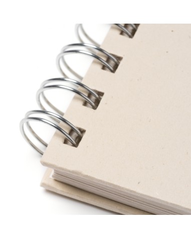Détail de la spirale d'un cahier A5 fabriqué à partir de briques de lait recyclées.