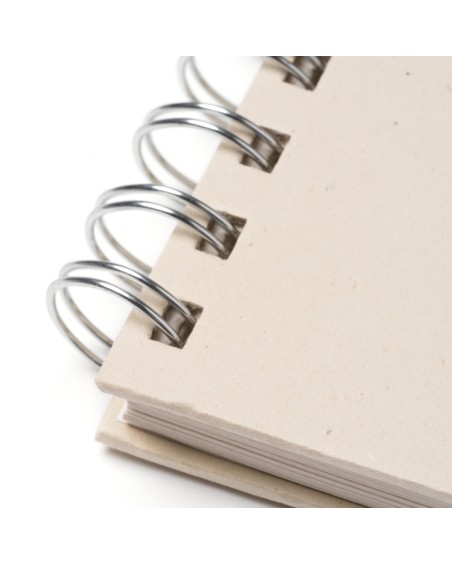 detalle del espiral de la libreta A5 fabricada con briks de leche reciclados.
