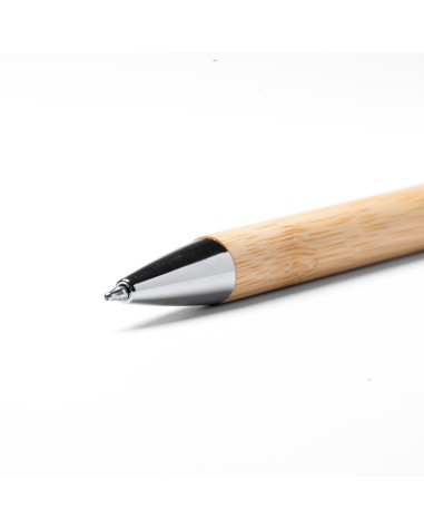 Vue détaillée de l'extrémité du stylo en bambou personnalisable pour le merchandising