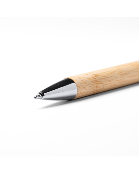 Vue détaillée de l'extrémité du stylo en bambou personnalisable pour le merchandising