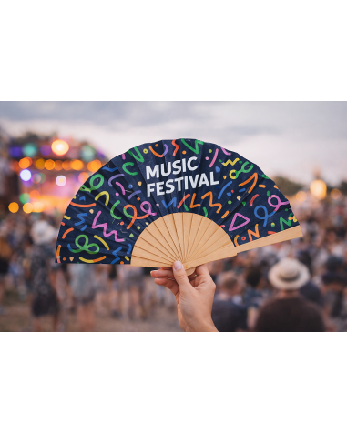 vista d'un ventall amb la tela personalitzada amb el disseny d'un festival de música, sent utilitzat en un concert.