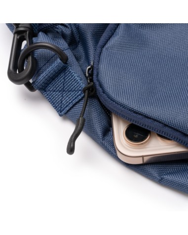 Détail de la poche avant du sac bandoulière porte-bouteille Tramer avec fermeture éclair