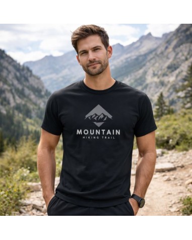 chico con la camiseta stafford personalizada con un logo,  en la montanya de excuscion.